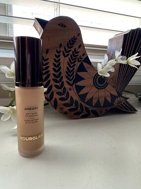 Hourglass Ambient Soft Glow Foundation - Beige